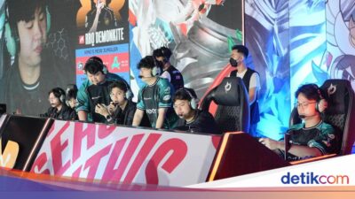 Dewa United Esports Vs RRQ Hoshi