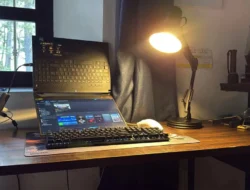 Engsel Laptop Asus TUF Ini Patah Akibat Nekat Ikut Gaya Setup Aestetik!